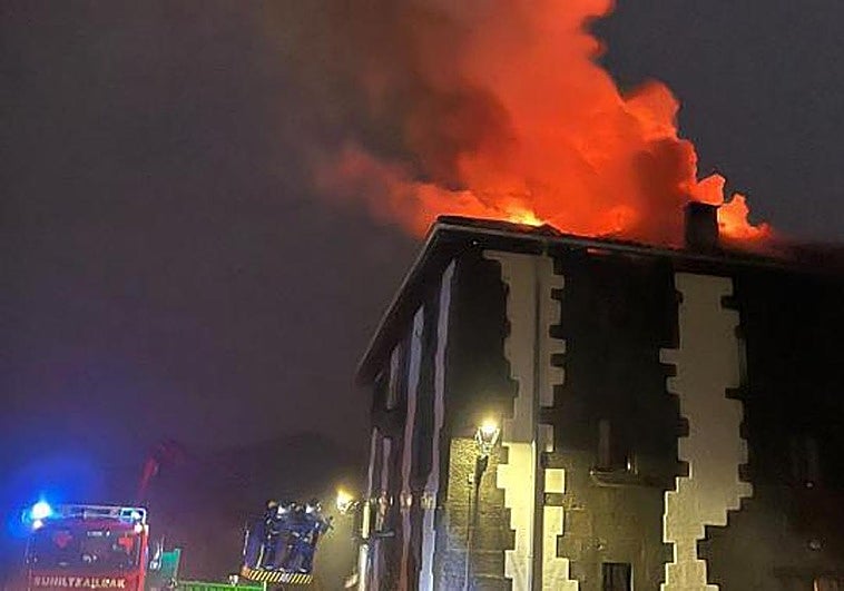 Un incendio calcina la casa parroquial en Leitza